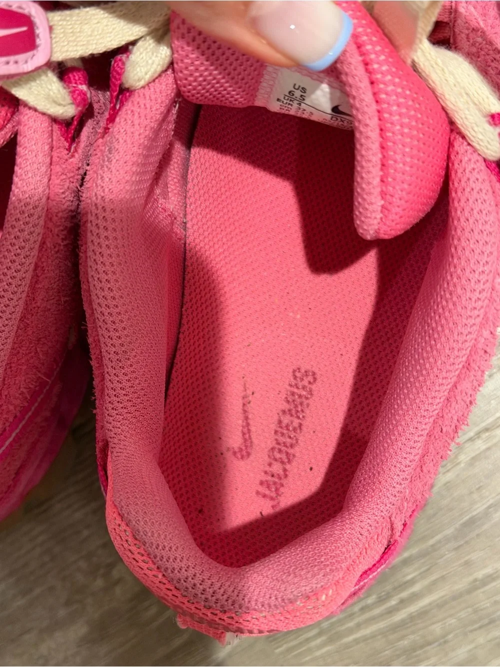 Jacquemus Bright Pink Mesh Sneaker with Cream Laces - Picture 4 of 5